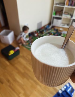 Ja: snažím sa dopiť kávu, kým je teplá ☕️ On: stavia najväčšie mesto autíčok 🏙️ Každý máme svoje priority 😄 #mamazivot...