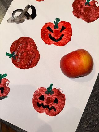 Jednoduché, rýchle a zábavné tvorenie pre deti. 🍎 Stačí jabĺčko, farba a už vznikajú tekvičky 🎃 #halloweentvorenie...